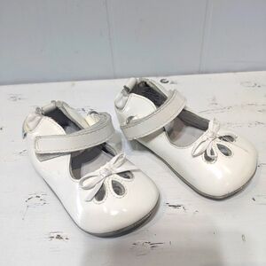 Robeez White Dress Shoe For Baby Size 4 Patent Leather Stretchy Soft Sole‎